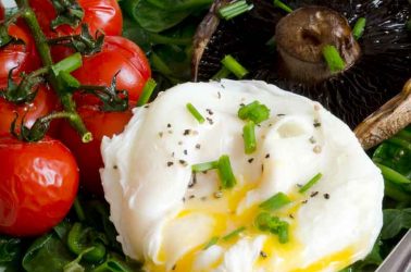 Poached Eggs with Mushrooms, Tomato & Spinach